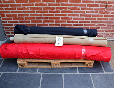 5 ruller stof fra tekstil virksomhed bredden kan variere fra 120 200cm de fleste ruller er 140 160cm pallen de ligger paa er 120cm