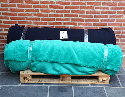 2 ruller stof fra tekstil virksomhed bredden kan variere fra 120 200cm de fleste ruller er 140 160cm pallen de ligger paa er 120cm
