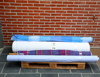 5 ruller stof fra tekstil virksomhed bredden kan variere fra 120 200cm de fleste ruller er 140 160cm pallen de ligger paa er 120cm